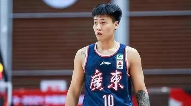 重案督察西狗（张晋 饰）与同伴阿德（吴樾 饰）到某渔村追捕涉嫌多桩凶案的暴徒江贵成，却不测发现年夜量被虐杀的帮派份子尸身和数额惊人的暗盘黄金，一场各怀鬼胎的混战因西狗和阿德的闯进酿成了全部江湖针对两个差人的困兽之斗，跟着查询拜访，西狗发现具有超高犯法才干的江贵成居然猖狂到要借十号风球的天威，经营跨国打劫一批价值跨越五亿的海底黑金，本身和阿德竟同样成了他打算中的棋子，不但得不到警方支援还被通缉，就在此时，阿德被帮派绑架为人质，贵成已出海，西狗必需独闯暴风怒海，当狂性被尽境激起，当兽性被贪欲操控，本相驯良恶哪一个更重？惟有决战苦战八刚刚能力挽狂澜！